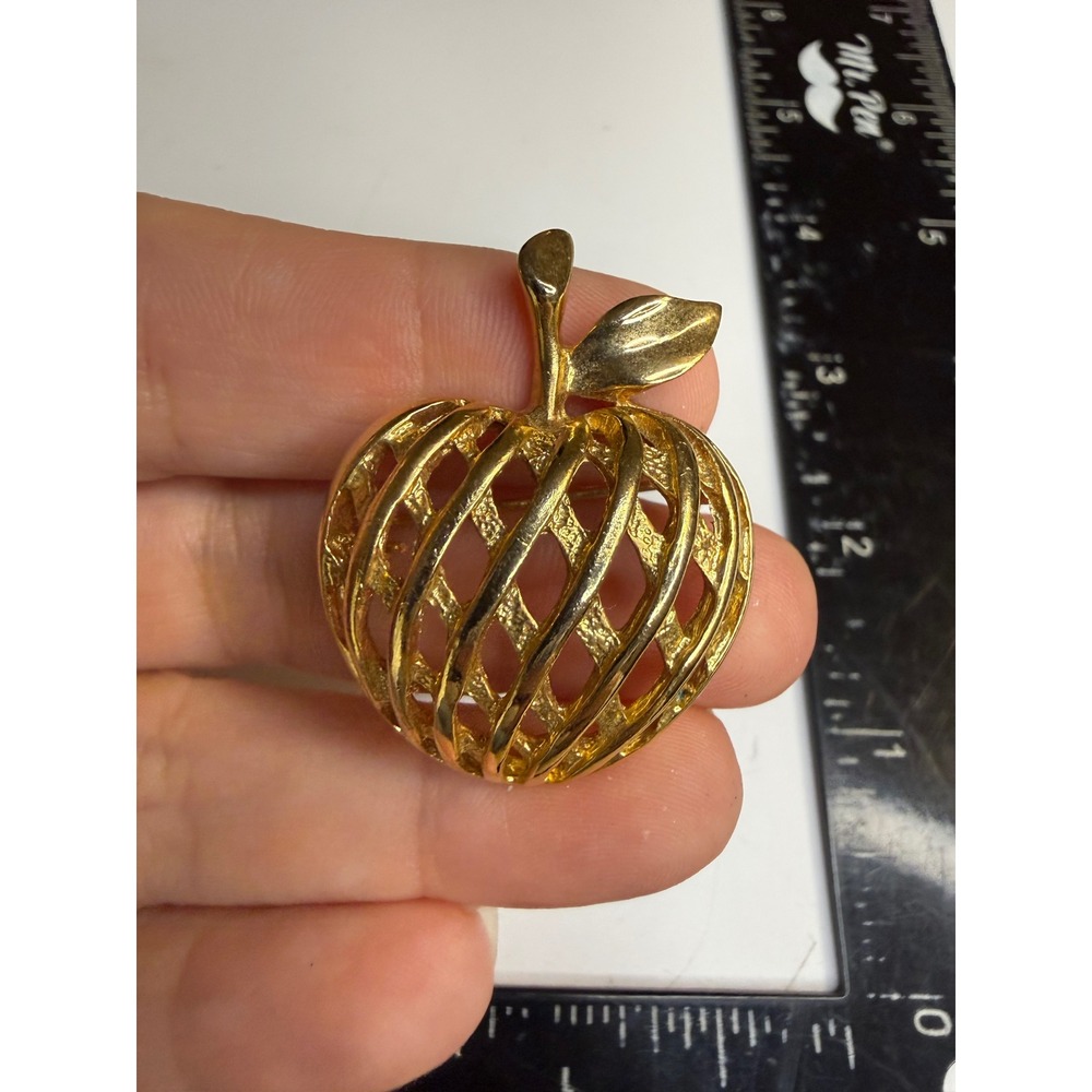 Vintage Gold Tone Apple Brooch Openwork Cage Lattice Fruit Pin Stem Leaf